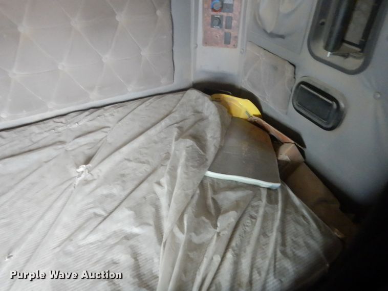 image for item IT9524 2001 International 9400  semi truck