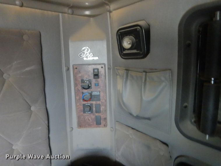 image for item IT9524 2001 International 9400  semi truck