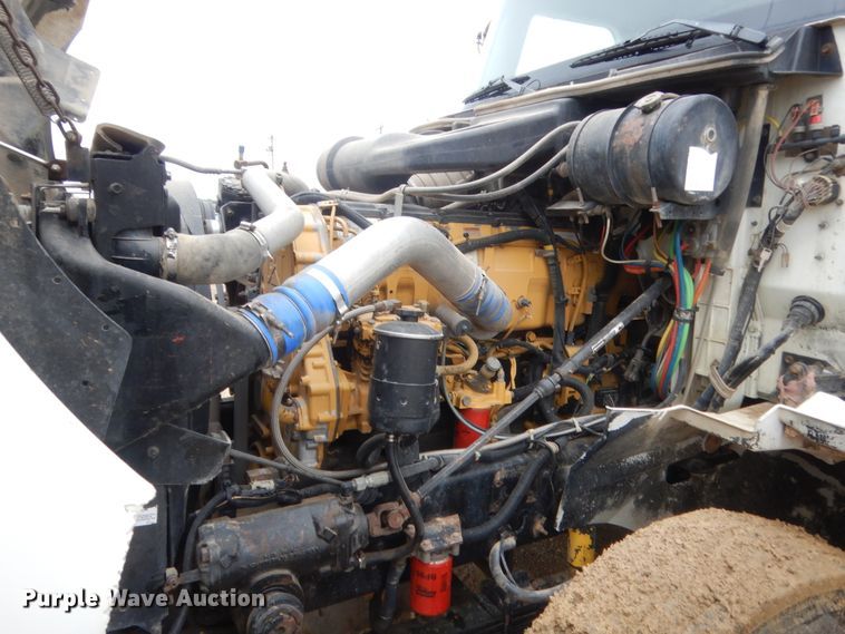 image for item IT9524 2001 International 9400  semi truck