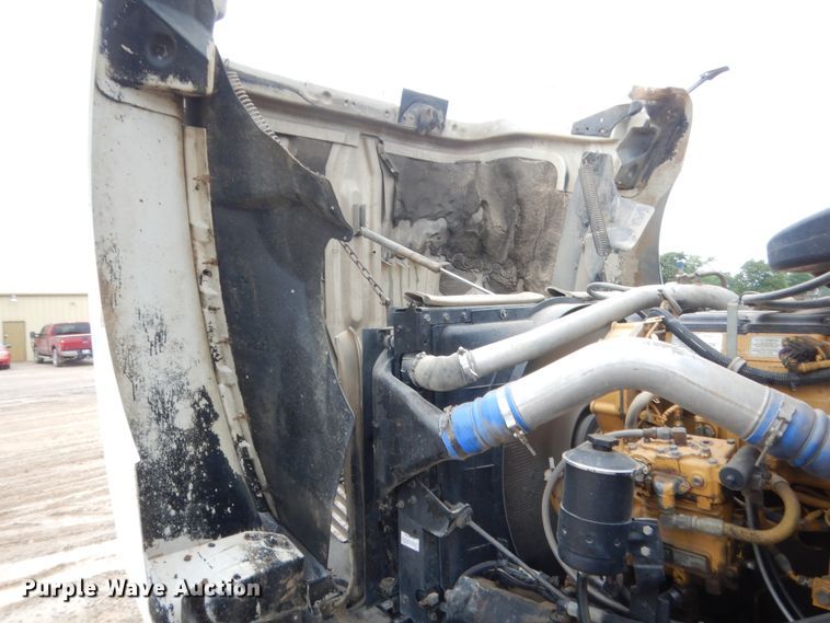 image for item IT9524 2001 International 9400  semi truck