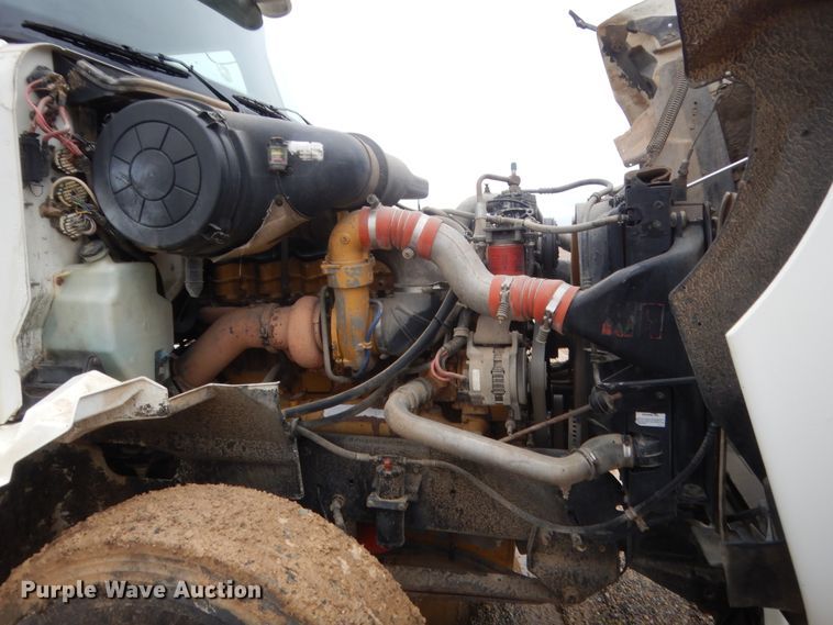 image for item IT9524 2001 International 9400  semi truck