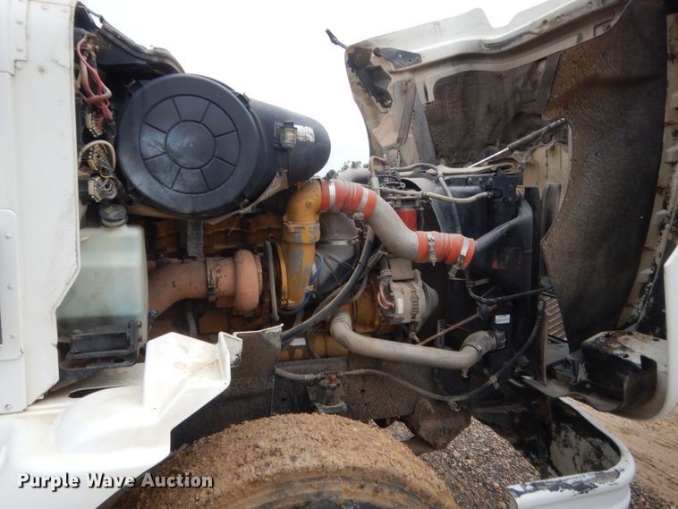 image for item IT9524 2001 International 9400  semi truck