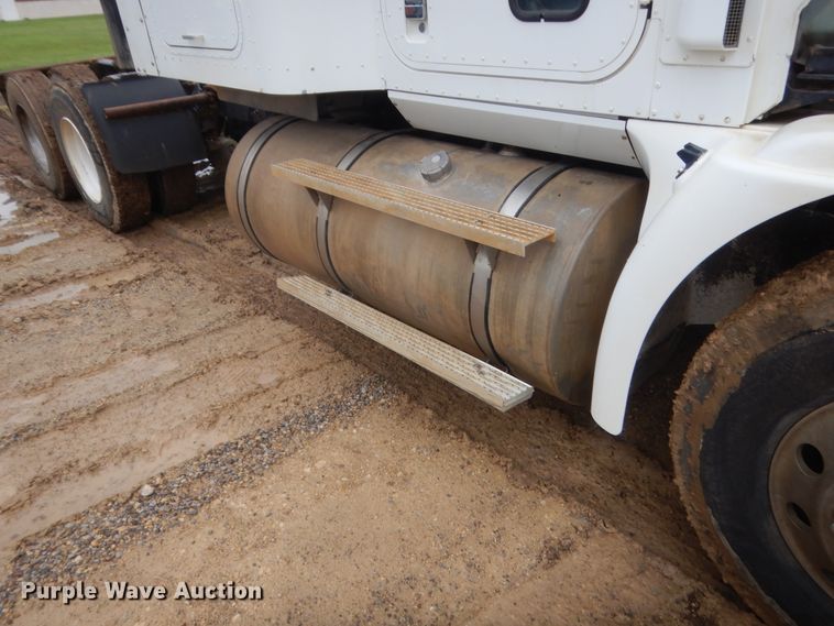 image for item IT9524 2001 International 9400  semi truck