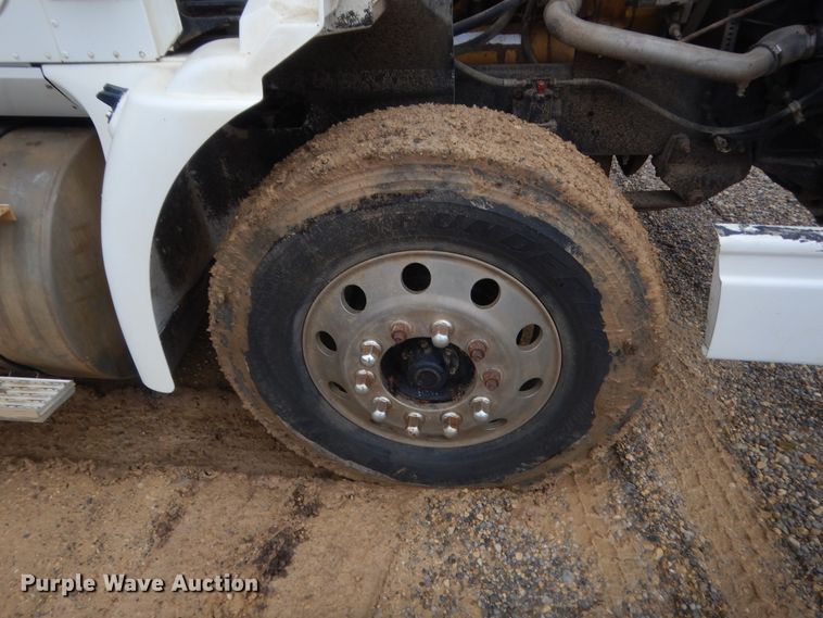 image for item IT9524 2001 International 9400  semi truck