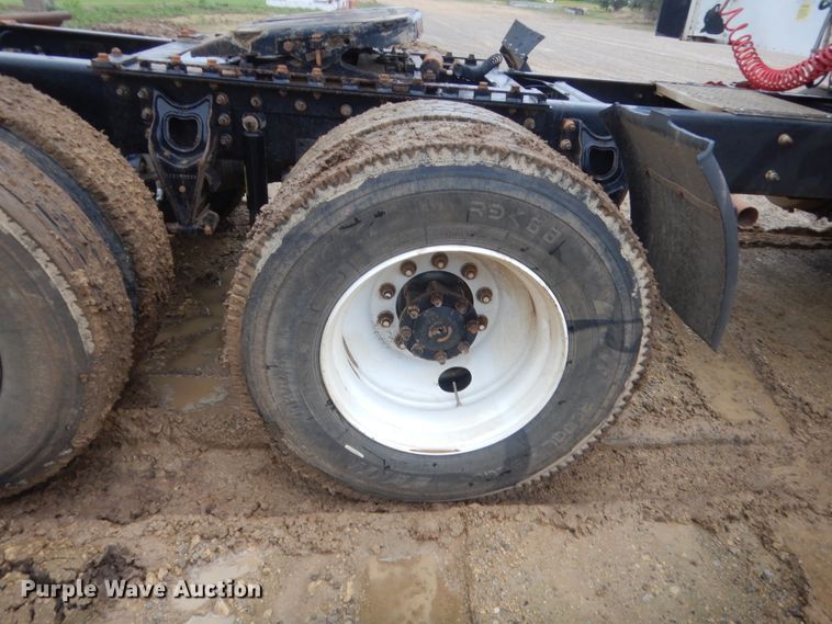 image for item IT9524 2001 International 9400  semi truck