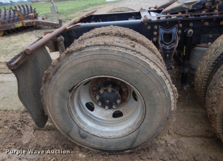 image for item IT9524 2001 International 9400  semi truck