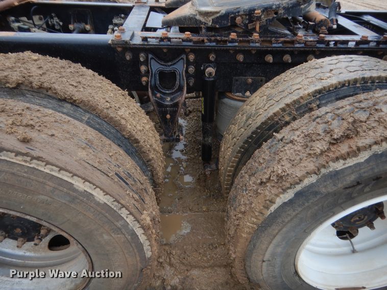 image for item IT9524 2001 International 9400  semi truck