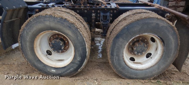 image for item IT9524 2001 International 9400  semi truck