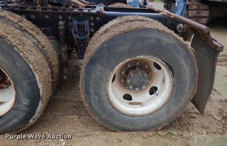 image for item IT9524 2001 International 9400  semi truck