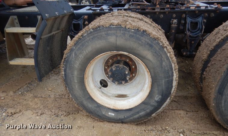 image for item IT9524 2001 International 9400  semi truck