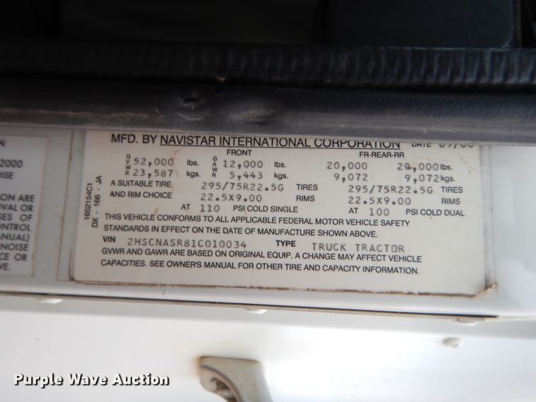 image for item IT9524 2001 International 9400  semi truck