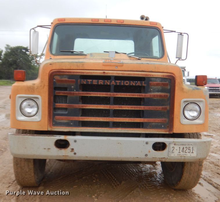 image for item IT9527 1985 International 1955  semi truck