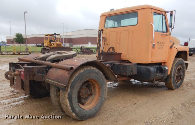 image for item IT9527 1985 International 1955  semi truck