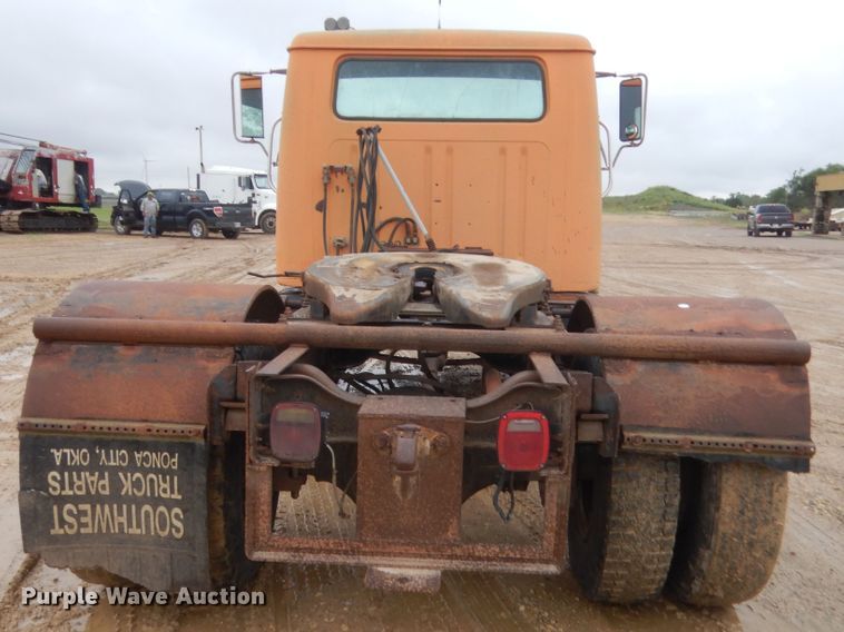 image for item IT9527 1985 International 1955  semi truck