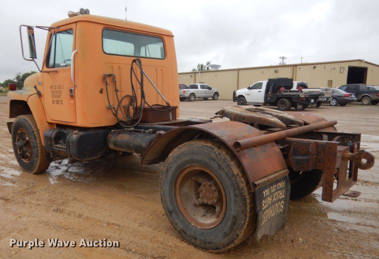 image for item IT9527 1985 International 1955  semi truck