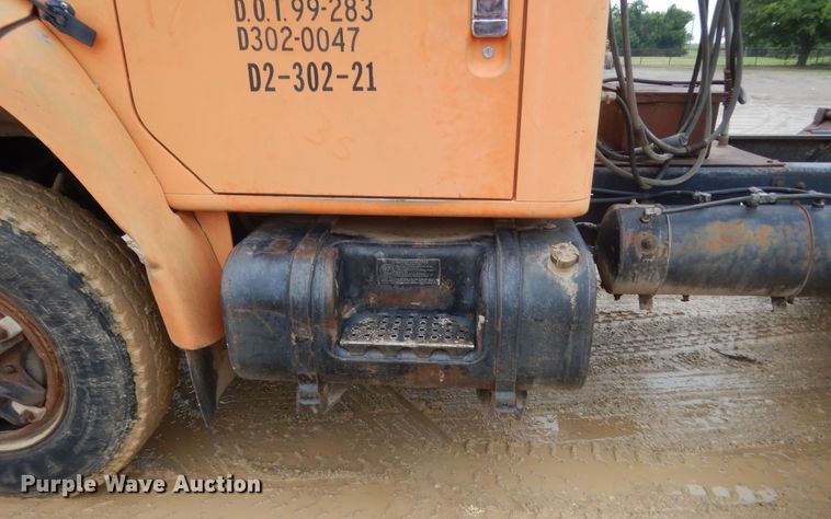 image for item IT9527 1985 International 1955  semi truck