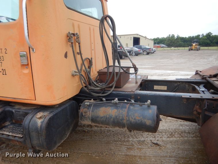 image for item IT9527 1985 International 1955  semi truck