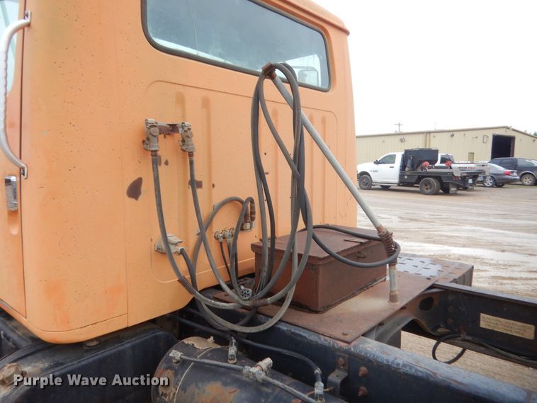 image for item IT9527 1985 International 1955  semi truck