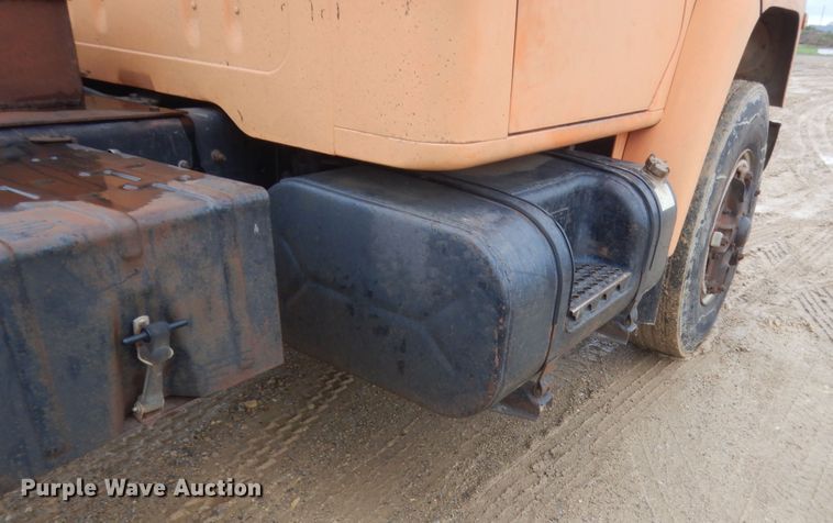 image for item IT9527 1985 International 1955  semi truck