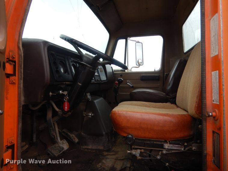 image for item IT9527 1985 International 1955  semi truck