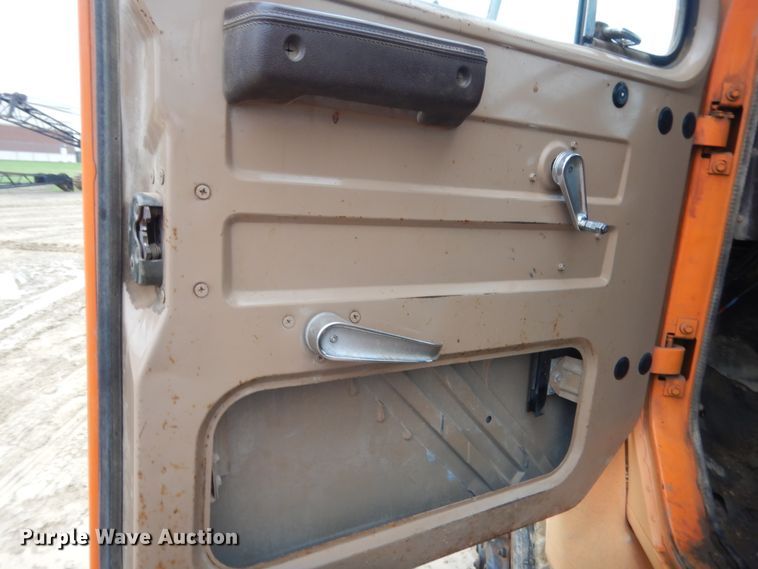 image for item IT9527 1985 International 1955  semi truck