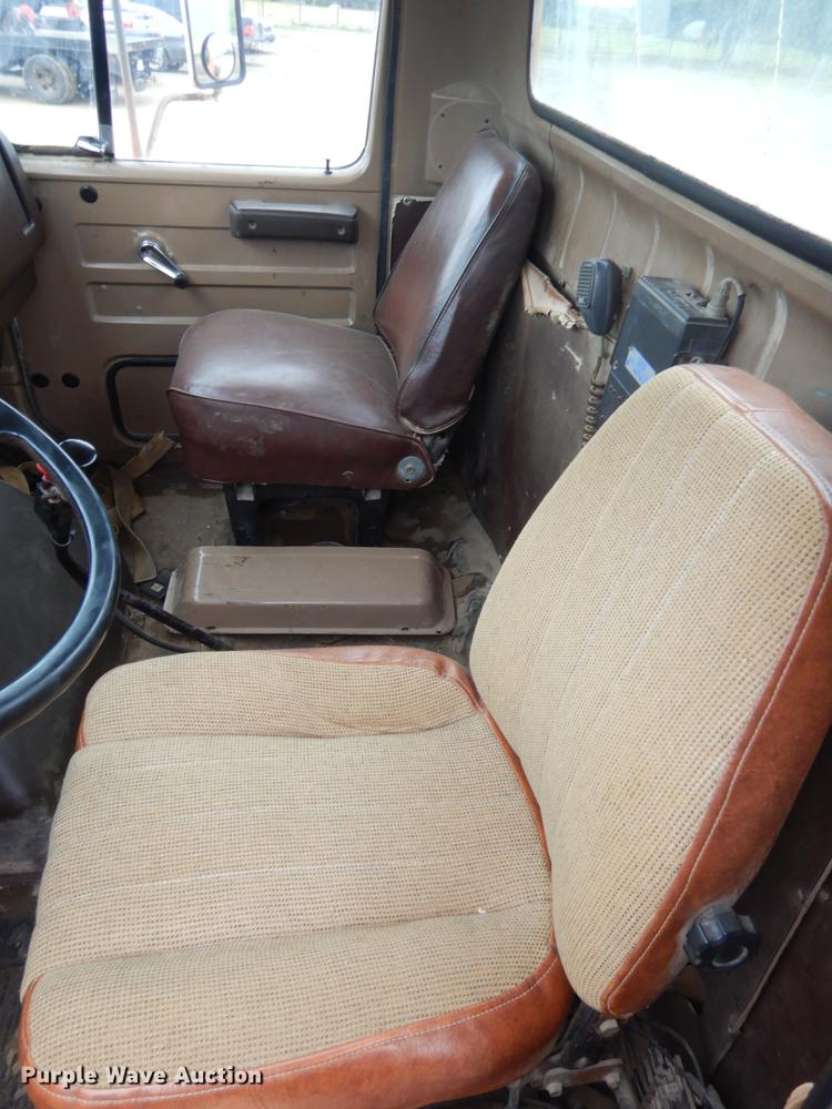 image for item IT9527 1985 International 1955  semi truck