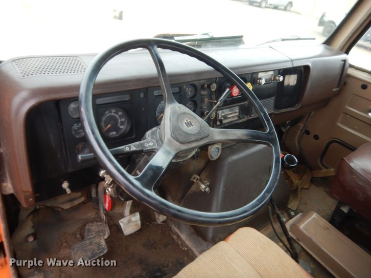 image for item IT9527 1985 International 1955  semi truck