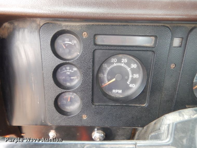 image for item IT9527 1985 International 1955  semi truck