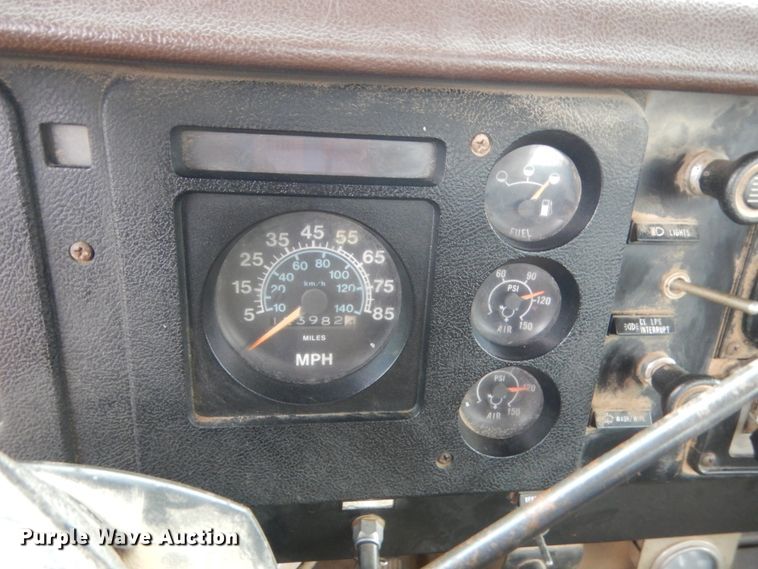 image for item IT9527 1985 International 1955  semi truck