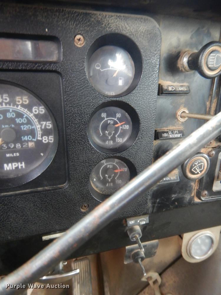 image for item IT9527 1985 International 1955  semi truck