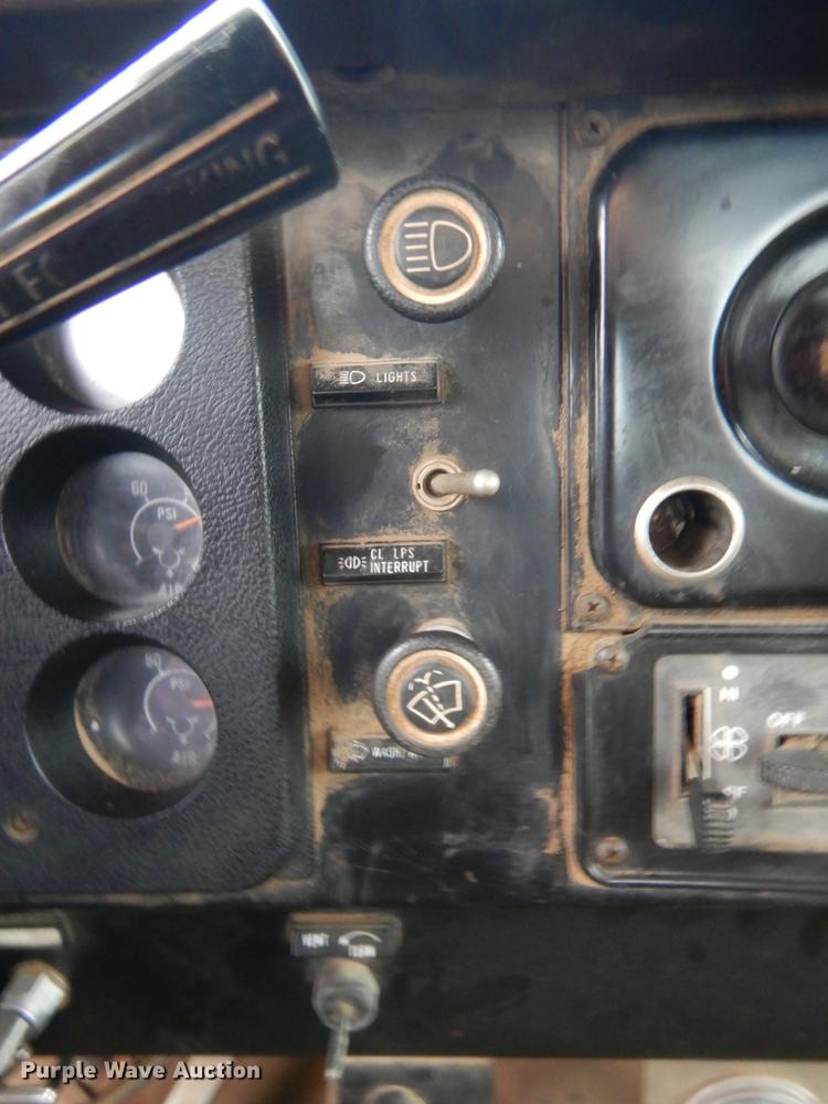 image for item IT9527 1985 International 1955  semi truck