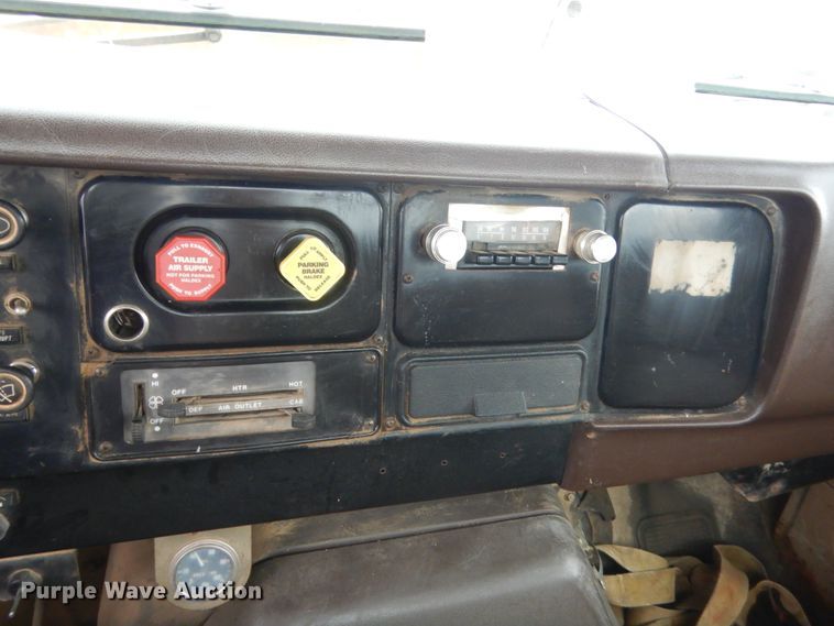 image for item IT9527 1985 International 1955  semi truck