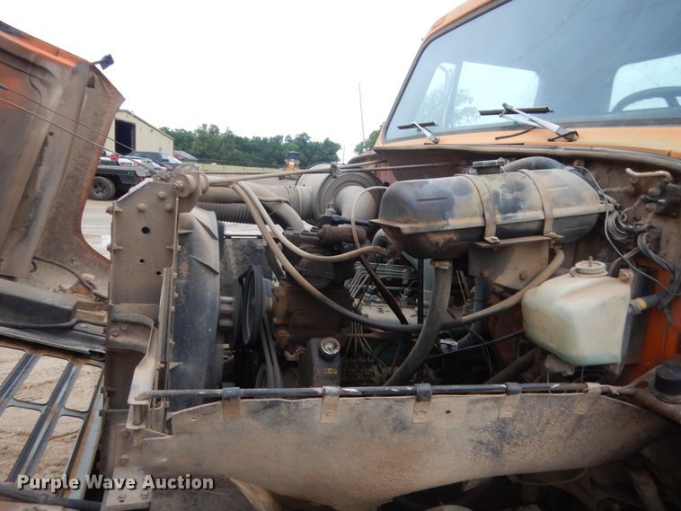 image for item IT9527 1985 International 1955  semi truck