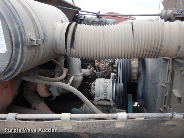 image for item IT9527 1985 International 1955  semi truck