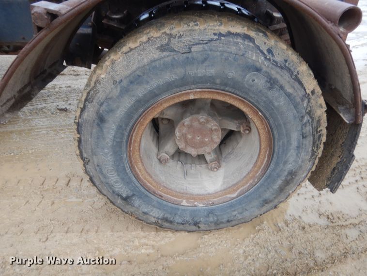 image for item IT9527 1985 International 1955  semi truck