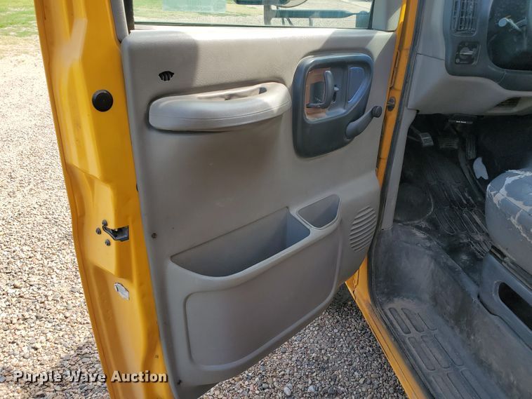image for item IT9816 1998 Chevrolet G3500  Collins school bus