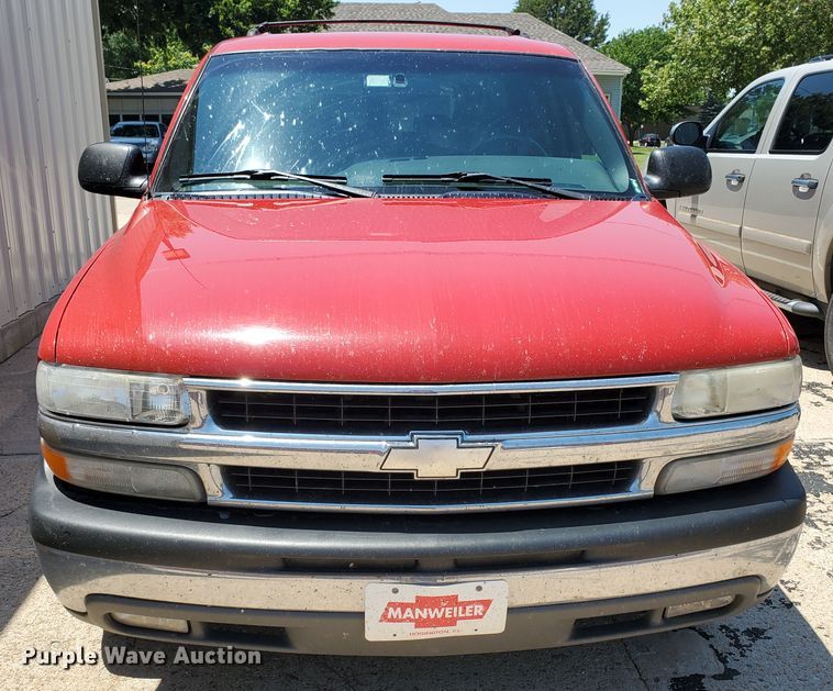 image for item JM9749 2002 Chevrolet Suburban 1500 LS  SUV