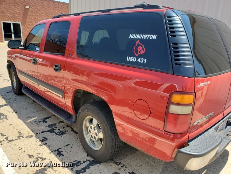 image for item JM9749 2002 Chevrolet Suburban 1500 LS  SUV