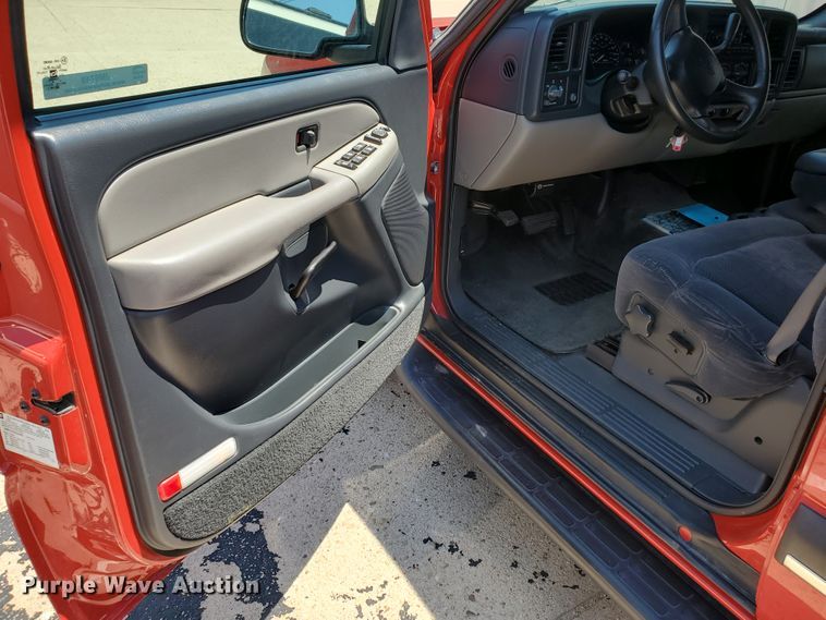 image for item JM9749 2002 Chevrolet Suburban 1500 LS  SUV