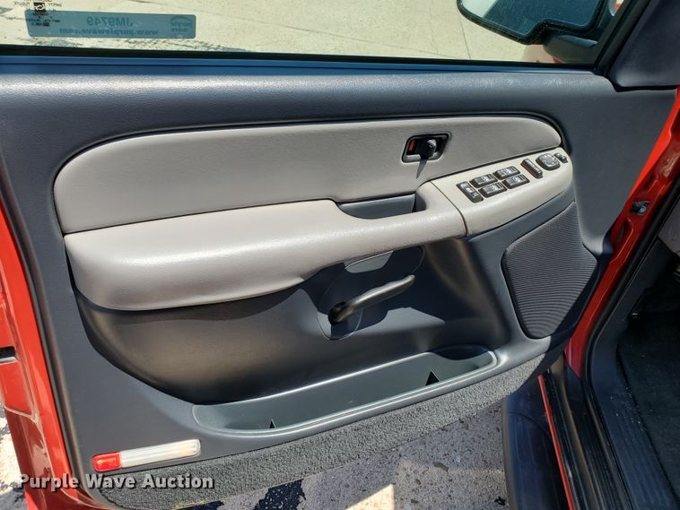 image for item JM9749 2002 Chevrolet Suburban 1500 LS  SUV