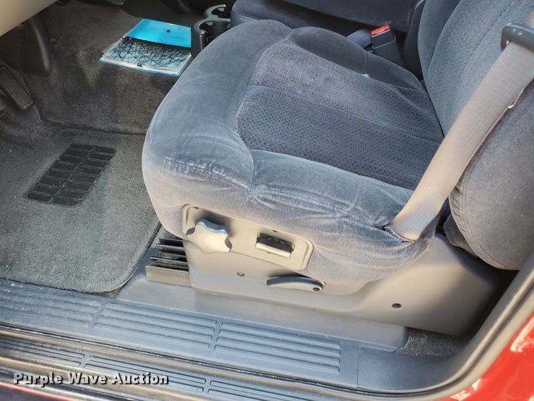 image for item JM9749 2002 Chevrolet Suburban 1500 LS  SUV