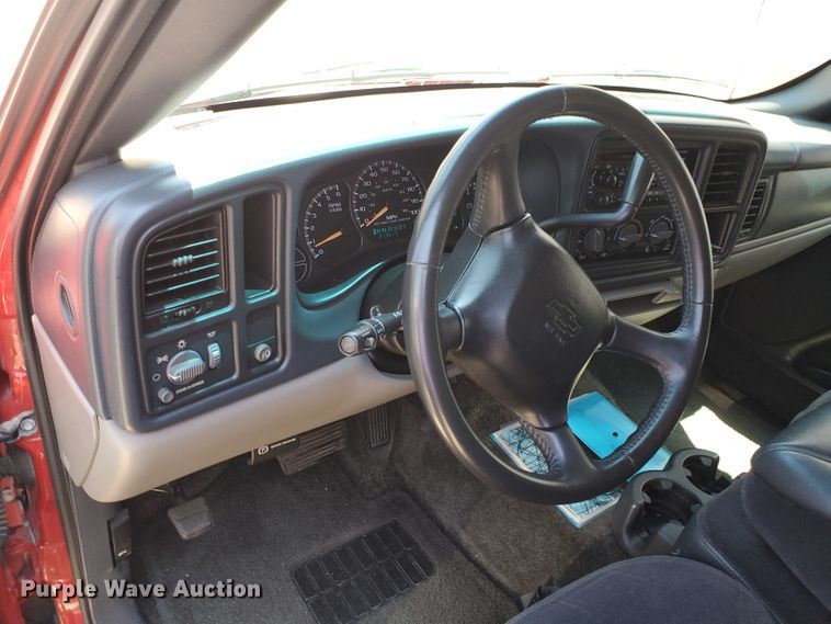 image for item JM9749 2002 Chevrolet Suburban 1500 LS  SUV