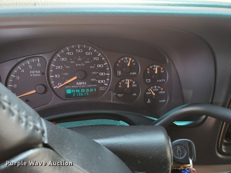 image for item JM9749 2002 Chevrolet Suburban 1500 LS  SUV