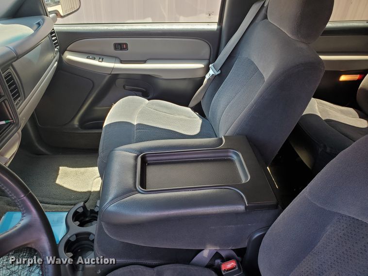 image for item JM9749 2002 Chevrolet Suburban 1500 LS  SUV