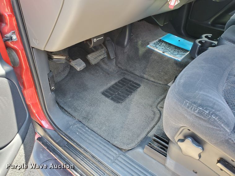 image for item JM9749 2002 Chevrolet Suburban 1500 LS  SUV