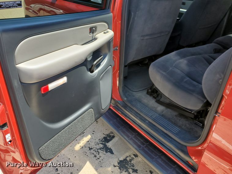 image for item JM9749 2002 Chevrolet Suburban 1500 LS  SUV