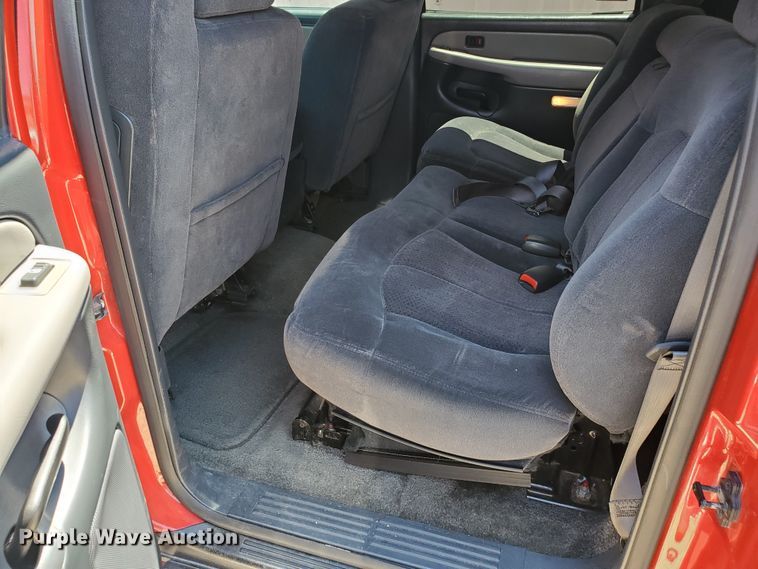 image for item JM9749 2002 Chevrolet Suburban 1500 LS  SUV