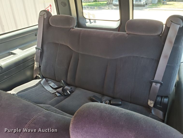 image for item JM9749 2002 Chevrolet Suburban 1500 LS  SUV