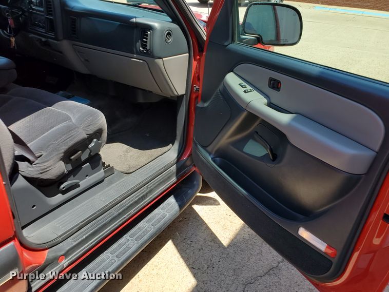 image for item JM9749 2002 Chevrolet Suburban 1500 LS  SUV