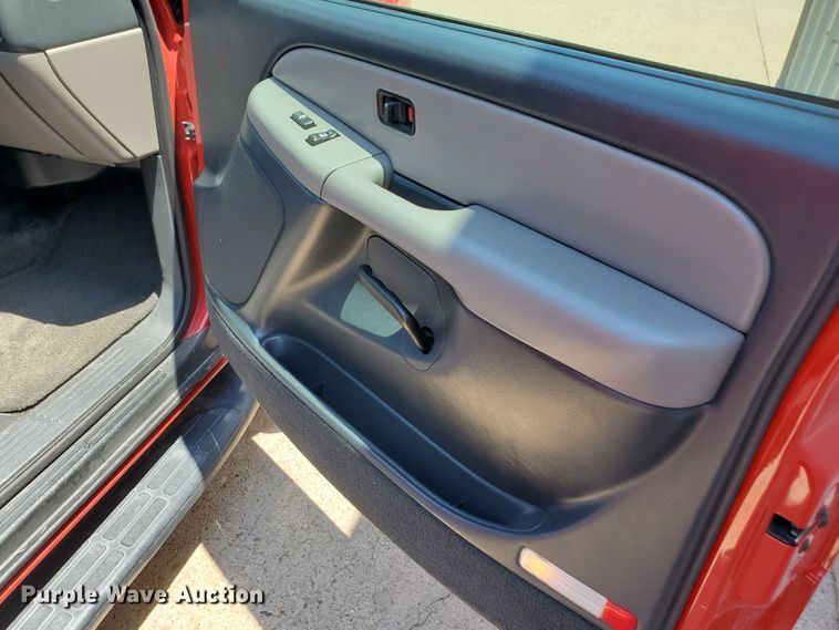 image for item JM9749 2002 Chevrolet Suburban 1500 LS  SUV